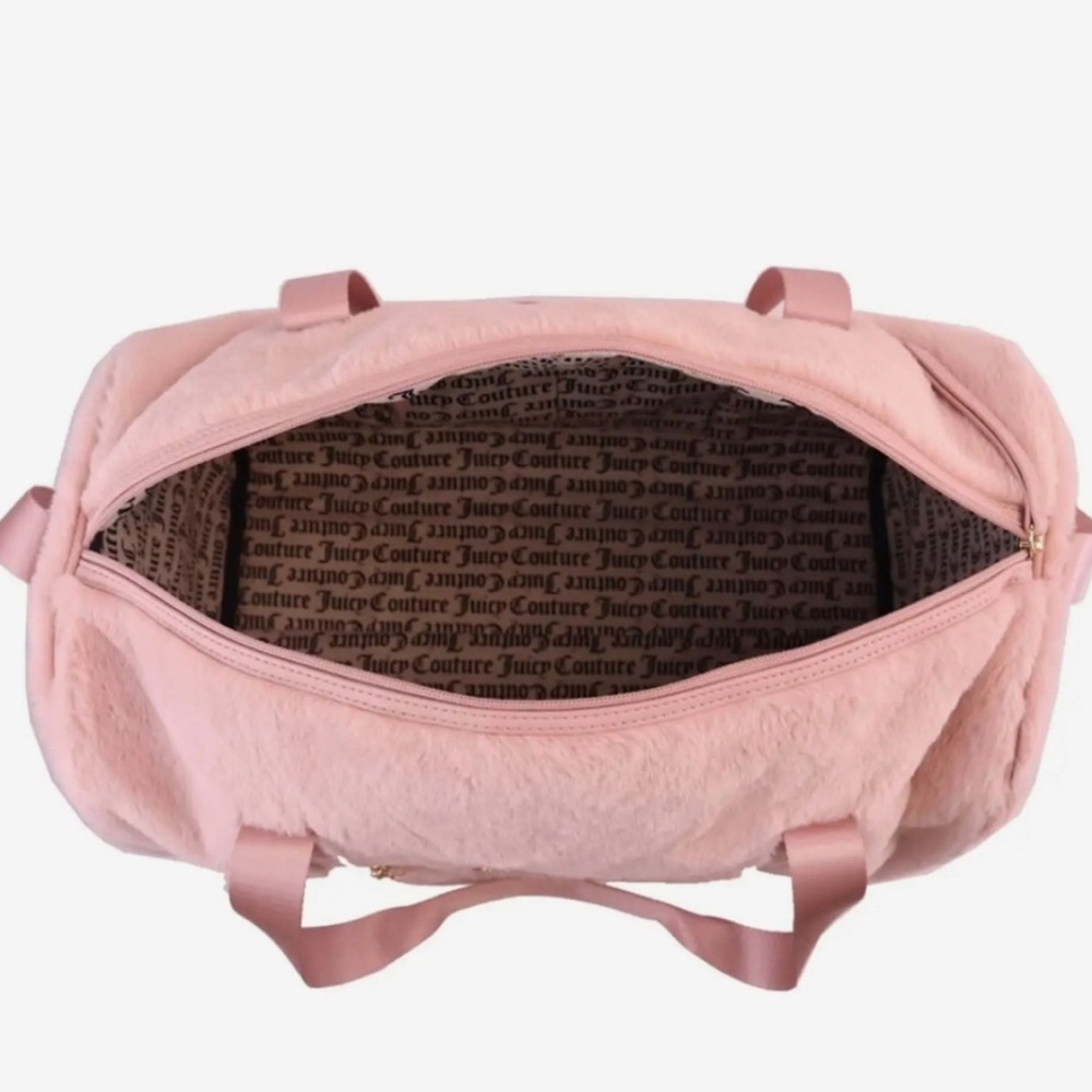 Juicy Couture Fluffy Weekender
Overnight large Duffle bag. Soft Pink - Picture 3 of 4